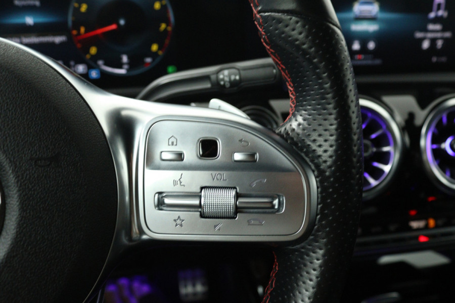 Mercedes-Benz CLA-Klasse 180 Business Solution AMG (SFEERVERLICHTING, STOELVERWARMING, NAVIGATIE, CRUISE CONTROL, PARKEERSENSOREN)