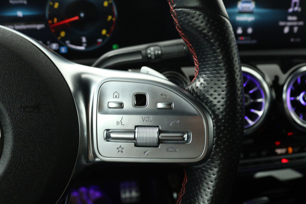 Mercedes-Benz CLA-Klasse 180 Business Solution AMG (SFEERVERLICHTING, STOELVERWARMING, NAVIGATIE, CRUISE CONTROL, PARKEERSENSOREN)