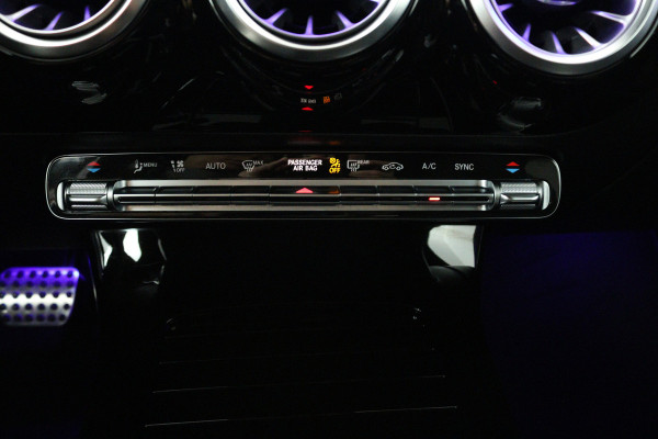 Mercedes-Benz CLA-Klasse 180 Business Solution AMG (SFEERVERLICHTING, STOELVERWARMING, NAVIGATIE, CRUISE CONTROL, PARKEERSENSOREN)