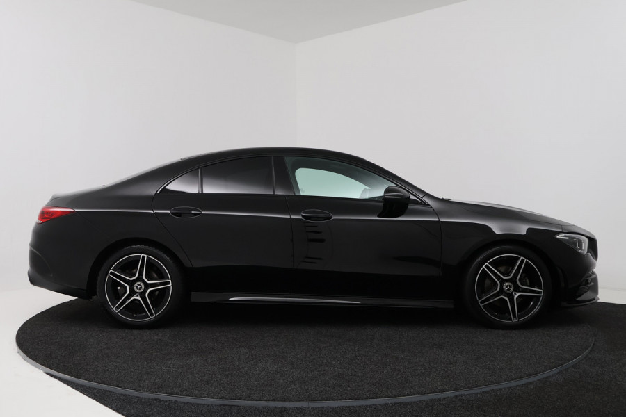 Mercedes-Benz CLA-Klasse 180 Business Solution AMG (SFEERVERLICHTING, STOELVERWARMING, NAVIGATIE, CRUISE CONTROL, PARKEERSENSOREN)