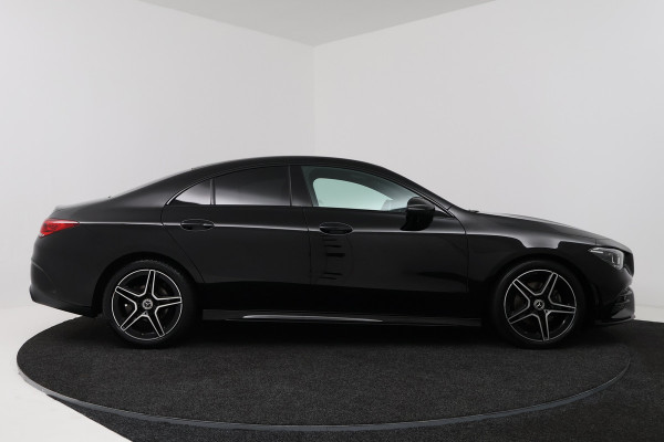 Mercedes-Benz CLA-Klasse 180 Business Solution AMG (SFEERVERLICHTING, STOELVERWARMING, NAVIGATIE, CRUISE CONTROL, PARKEERSENSOREN)