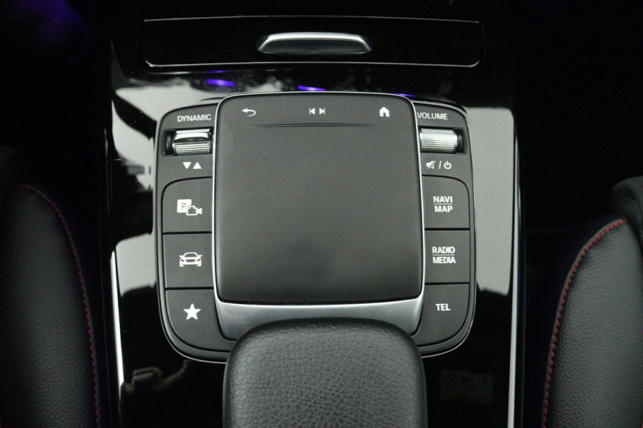 Mercedes-Benz CLA-Klasse 180 Business Solution AMG (SFEERVERLICHTING, STOELVERWARMING, NAVIGATIE, CRUISE CONTROL, PARKEERSENSOREN)