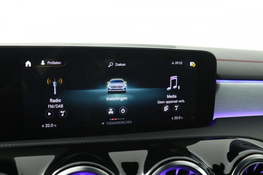 Mercedes-Benz CLA-Klasse 180 Business Solution AMG (SFEERVERLICHTING, STOELVERWARMING, NAVIGATIE, CRUISE CONTROL, PARKEERSENSOREN)