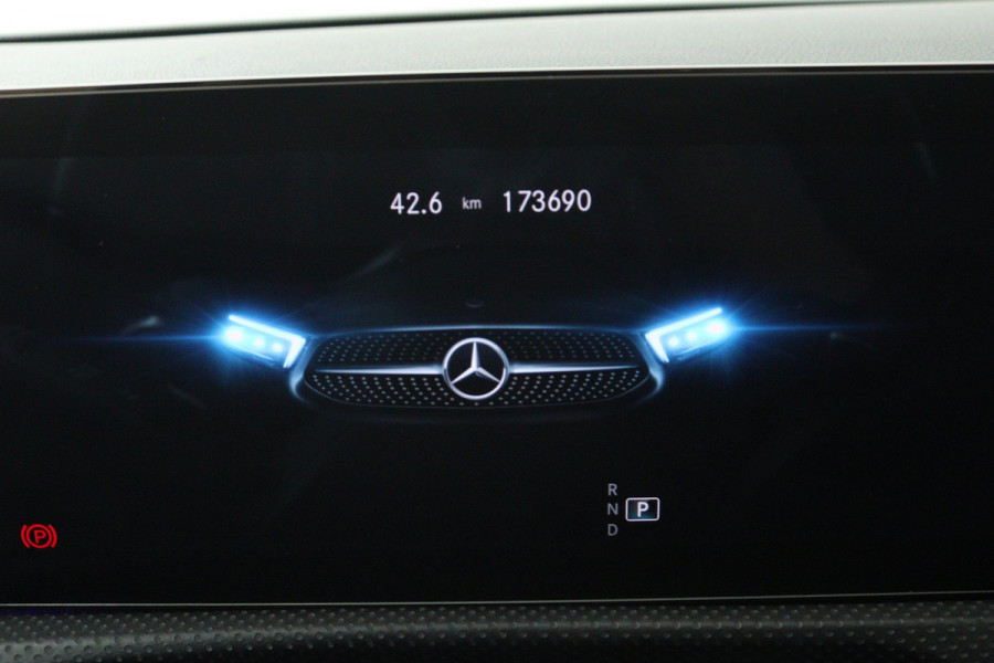 Mercedes-Benz CLA-Klasse 180 Business Solution AMG (SFEERVERLICHTING, STOELVERWARMING, NAVIGATIE, CRUISE CONTROL, PARKEERSENSOREN)