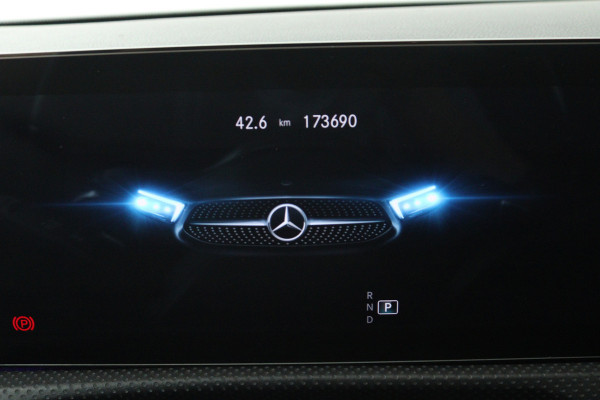Mercedes-Benz CLA-Klasse 180 Business Solution AMG (SFEERVERLICHTING, STOELVERWARMING, NAVIGATIE, CRUISE CONTROL, PARKEERSENSOREN)