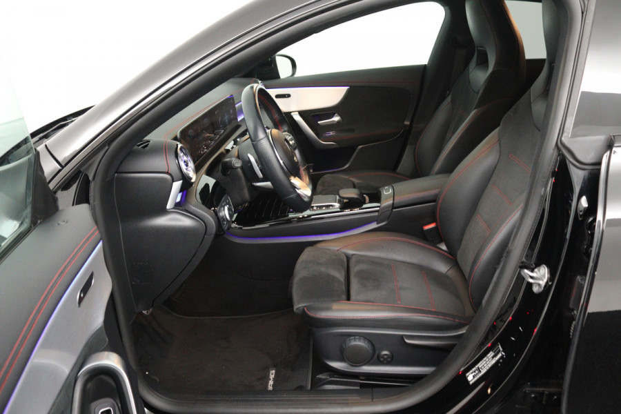 Mercedes-Benz CLA-Klasse 180 Business Solution AMG (SFEERVERLICHTING, STOELVERWARMING, NAVIGATIE, CRUISE CONTROL, PARKEERSENSOREN)