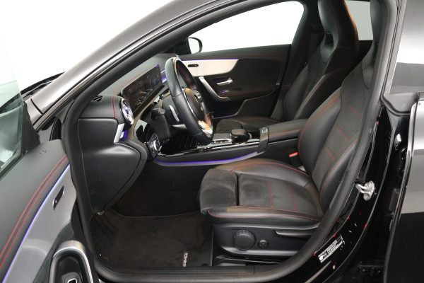 Mercedes-Benz CLA-Klasse 180 Business Solution AMG (SFEERVERLICHTING, STOELVERWARMING, NAVIGATIE, CRUISE CONTROL, PARKEERSENSOREN)