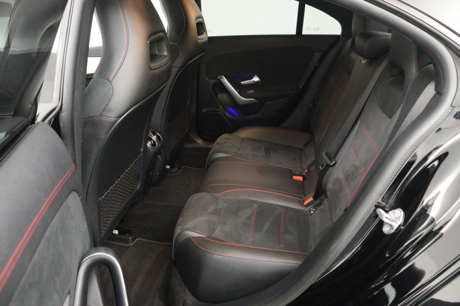 Mercedes-Benz CLA-Klasse 180 Business Solution AMG (SFEERVERLICHTING, STOELVERWARMING, NAVIGATIE, CRUISE CONTROL, PARKEERSENSOREN)