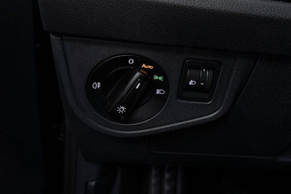 Volkswagen Polo 1.0 TSI Life Business (STOELVERWARMING, DIGITALE COCKPIT, CAMERA, CRUISE CONTROL ADAPTIEF, PARKEERSENSOREN)