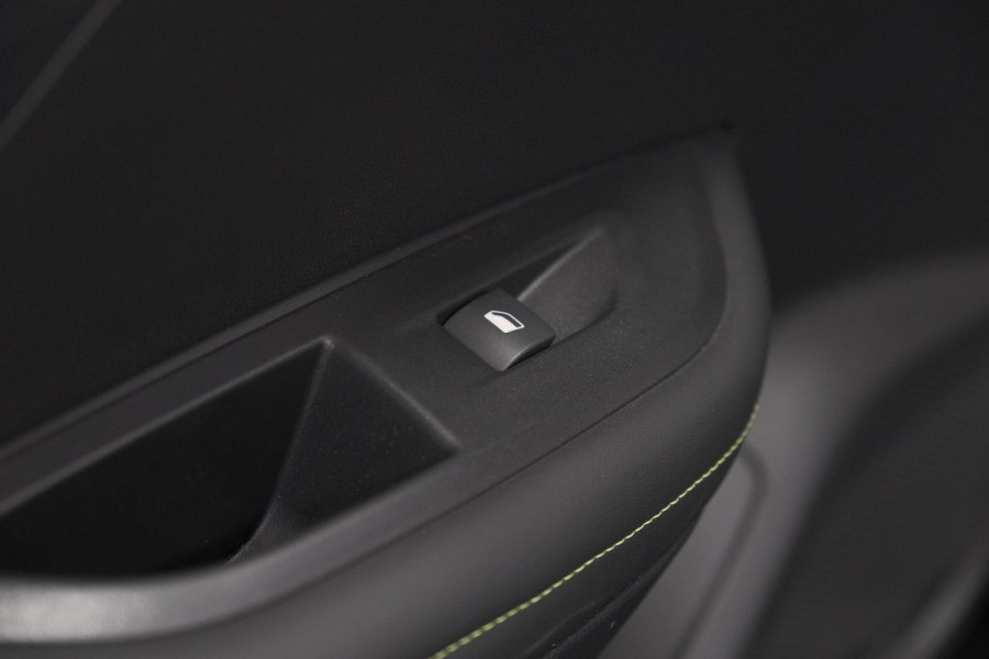 Peugeot 2008 1.2 Hybrid 145 GT | Camera | Apple Carplay | Parkeersensoren