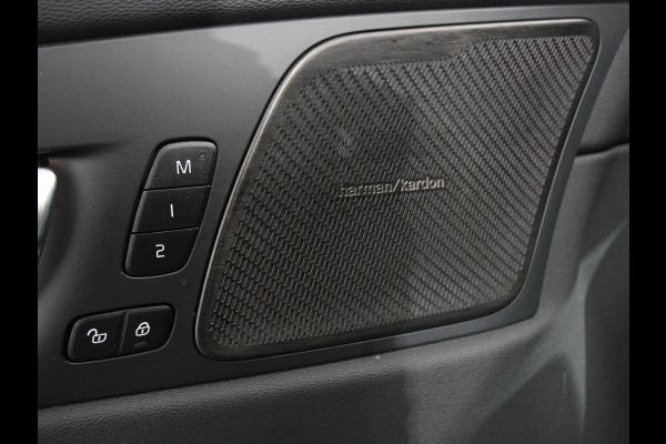 Volvo XC60 2.0 T6 Plug-in hybrid AWD Automaat Plus Dark Adaptieve cruise control Leder Navigatie Google Harman Kardon Panorama dak Lichtmetalen Velgen Dab Stoelverwarming Camera 360 Led Climate control Apple Carplay/ Android Auto