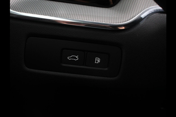 Volvo XC60 2.0 T6 Plug-in hybrid AWD Automaat Plus Dark Adaptieve cruise control Leder Navigatie Google Harman Kardon Panorama dak Lichtmetalen Velgen Dab Stoelverwarming Camera 360 Led Climate control Apple Carplay/ Android Auto
