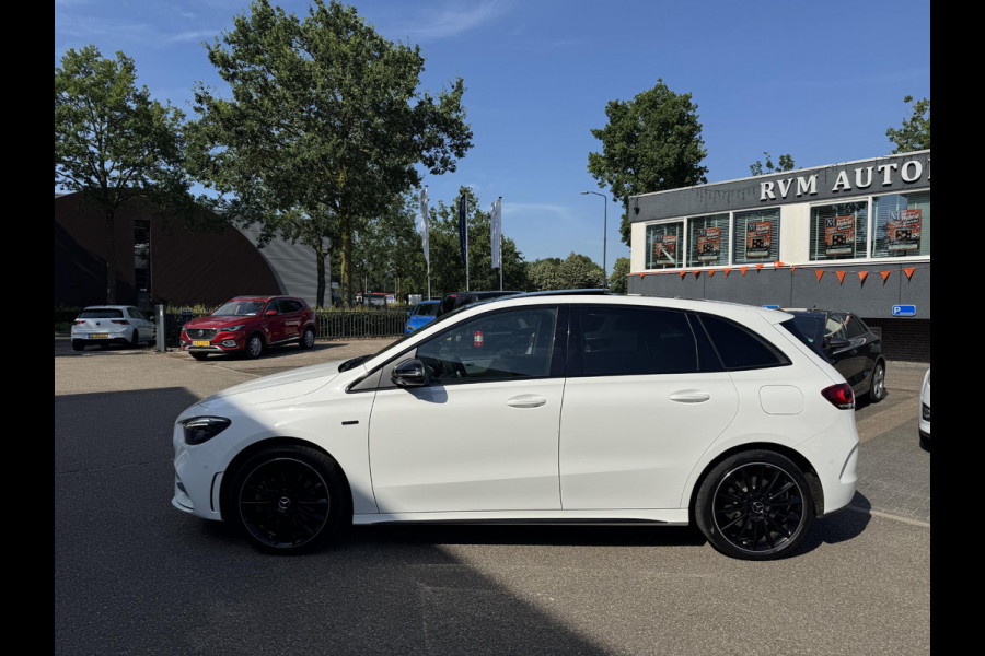 Mercedes-Benz B-Klasse 250 e Business Solution AMG Limited VAN: 30.900,- VOOR: 28.877,- UW WKVOORDEEL: 2.023-  | PANORAMA DAK | 360 CAMERA | SFEER VERLICHTING | ADAPTIEF CRUISE CONTROL | MEMORY OP STOEL | HEAD-UP DISPLAY | 12 MND BOVAG GARANTIE |