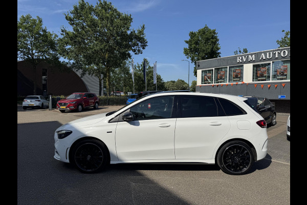 Mercedes-Benz B-Klasse 250 e Business Solution AMG Limited VAN: 30.900,- VOOR: 28.877,- UW WKVOORDEEL: 2.023-  | PANORAMA DAK | 360 CAMERA | SFEER VERLICHTING | ADAPTIEF CRUISE CONTROL | MEMORY OP STOEL | HEAD-UP DISPLAY | 12 MND BOVAG GARANTIE |