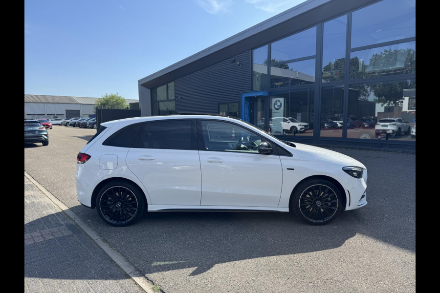 Mercedes-Benz B-Klasse 250 e Business Solution AMG Limited VAN: 30.900,- VOOR: 28.877,- UW WKVOORDEEL: 2.023-  | PANORAMA DAK | 360 CAMERA | SFEER VERLICHTING | ADAPTIEF CRUISE CONTROL | MEMORY OP STOEL | HEAD-UP DISPLAY | 12 MND BOVAG GARANTIE |