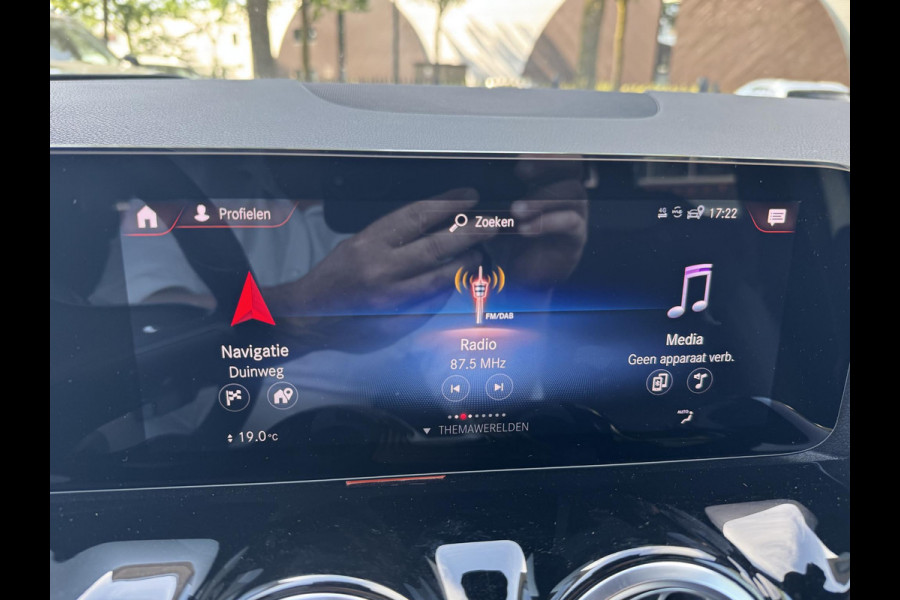 Mercedes-Benz B-Klasse 250 e Business Solution AMG Limited VAN: 30.900,- VOOR: 28.877,- UW WKVOORDEEL: 2.023-  | PANORAMA DAK | 360 CAMERA | SFEER VERLICHTING | ADAPTIEF CRUISE CONTROL | MEMORY OP STOEL | HEAD-UP DISPLAY | 12 MND BOVAG GARANTIE |