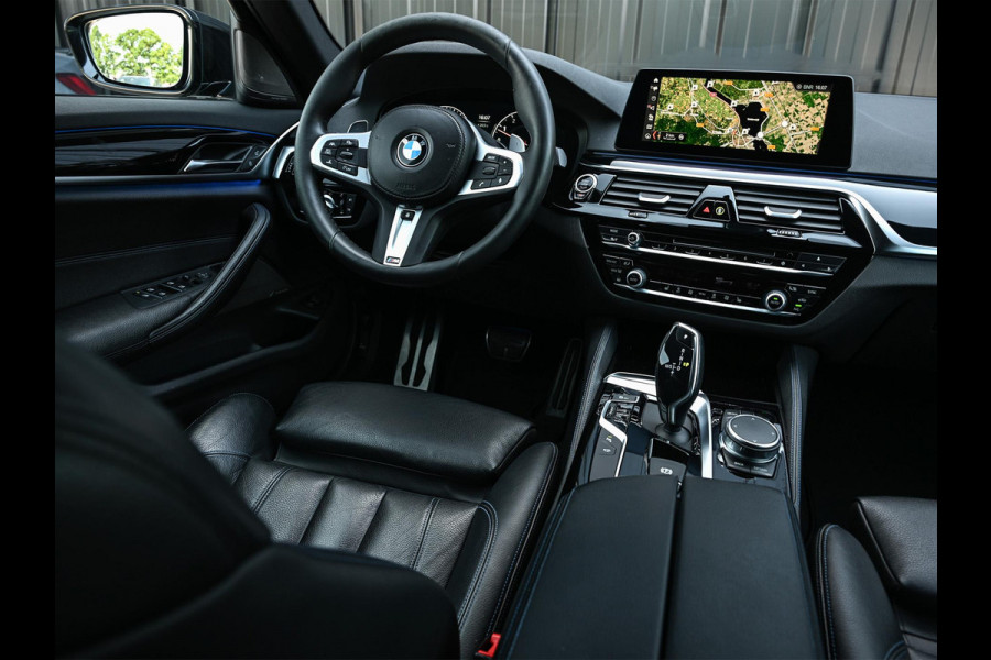 BMW 5 Serie Touring 530i xDrive High Executive | M-Sport | Panoramadak | Harman/Kardon | HUD | Active Cruise | 360 Camera | Stuur Verwarming | Ambiance Interieur | Stoelverwarming | Elektr. Verst. Stoel |