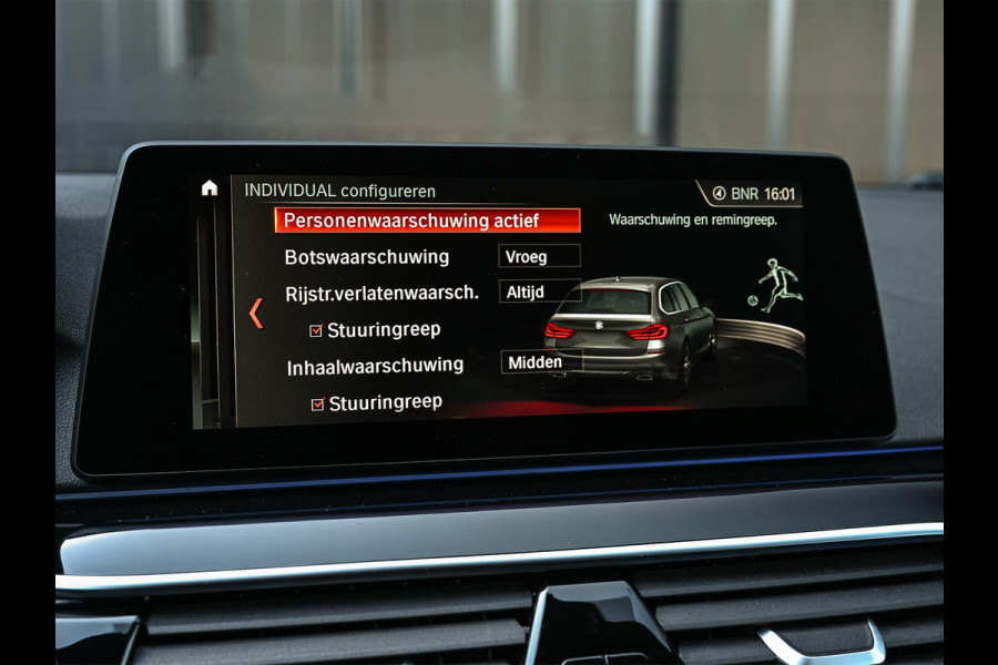 BMW 5 Serie Touring 530i xDrive High Executive | M-Sport | Panoramadak | Harman/Kardon | HUD | Active Cruise | 360 Camera | Stuur Verwarming | Ambiance Interieur | Stoelverwarming | Elektr. Verst. Stoel |