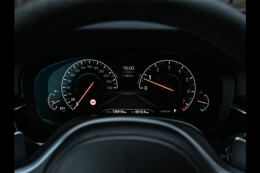 BMW 5 Serie Touring 530i xDrive High Executive | M-Sport | Panoramadak | Harman/Kardon | HUD | Active Cruise | 360 Camera | Stuur Verwarming | Ambiance Interieur | Stoelverwarming | Elektr. Verst. Stoel |