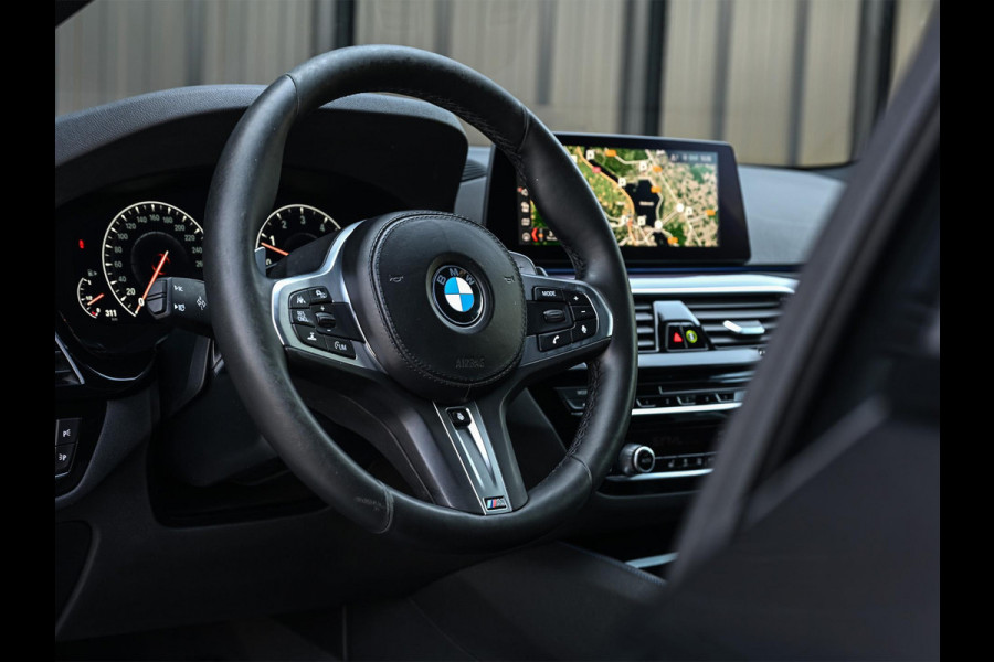 BMW 5 Serie Touring 530i xDrive High Executive | M-Sport | Panoramadak | Harman/Kardon | HUD | Active Cruise | 360 Camera | Stuur Verwarming | Ambiance Interieur | Stoelverwarming | Elektr. Verst. Stoel |