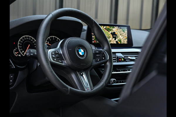 BMW 5 Serie Touring 530i xDrive High Executive | M-Sport | Panoramadak | Harman/Kardon | HUD | Active Cruise | 360 Camera | Stuur Verwarming | Ambiance Interieur | Stoelverwarming | Elektr. Verst. Stoel |