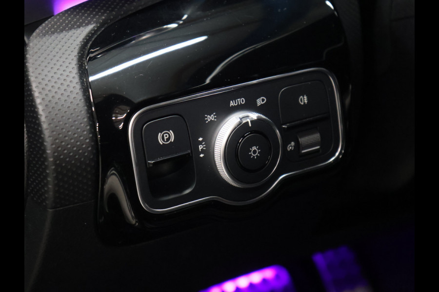Mercedes-Benz A-Klasse 180 AMG Sport [SCHUIFKANTELDAK, SFEERVERLICHTING, APPLE CARPLAY, ANDROID, SPORTSTOELEN, STOELVERWARMING, CAMERA, PDC V+A, CRUISE, CLIMATE, NIEUWSTAAT]