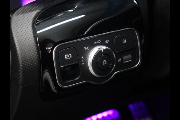 Mercedes-Benz A-Klasse 180 AMG Sport [SCHUIFKANTELDAK, SFEERVERLICHTING, APPLE CARPLAY, ANDROID, SPORTSTOELEN, STOELVERWARMING, CAMERA, PDC V+A, CRUISE, CLIMATE, NIEUWSTAAT]