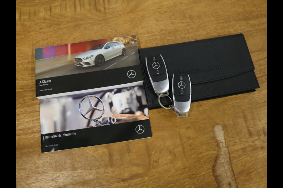 Mercedes-Benz A-Klasse 180 AMG Sport [SCHUIFKANTELDAK, SFEERVERLICHTING, APPLE CARPLAY, ANDROID, SPORTSTOELEN, STOELVERWARMING, CAMERA, PDC V+A, CRUISE, CLIMATE, NIEUWSTAAT]