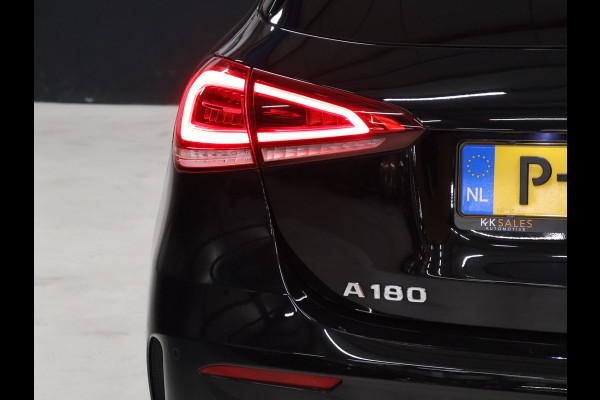 Mercedes-Benz A-Klasse 180 AMG Sport [SCHUIFKANTELDAK, SFEERVERLICHTING, APPLE CARPLAY, ANDROID, SPORTSTOELEN, STOELVERWARMING, CAMERA, PDC V+A, CRUISE, CLIMATE, NIEUWSTAAT]