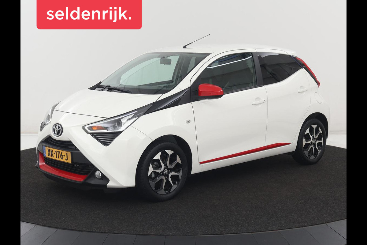 Toyota Aygo 1.0 VVT-i x-joy | Trekhaak | Camera | DAB | Automaat | Carplay | Climate control | Cruise control | LED