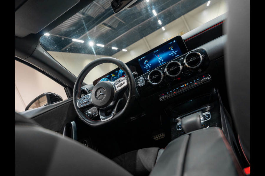 Mercedes-Benz A-Klasse A200 AMG Limousine, Wide Screen, Navi, Voll Led, Camera, 19" AMG Velgen, PDC, Volledig Onderhouden