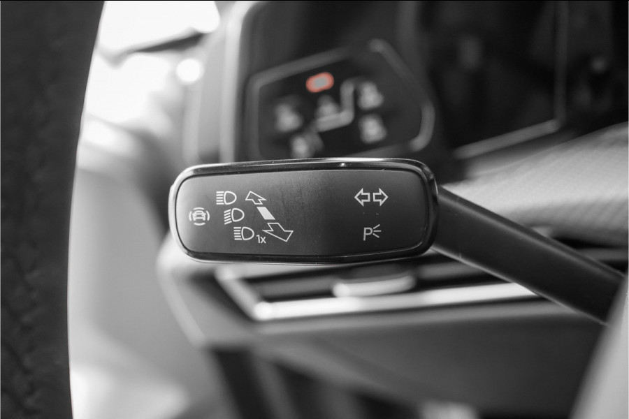 Volkswagen Golf 1.5 eTSI R-Line Camera Carplay Ambiente