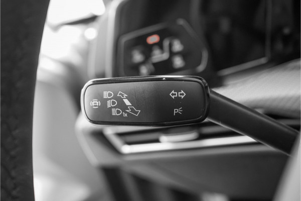 Volkswagen Golf 1.5 eTSI R-Line Camera Carplay Ambiente