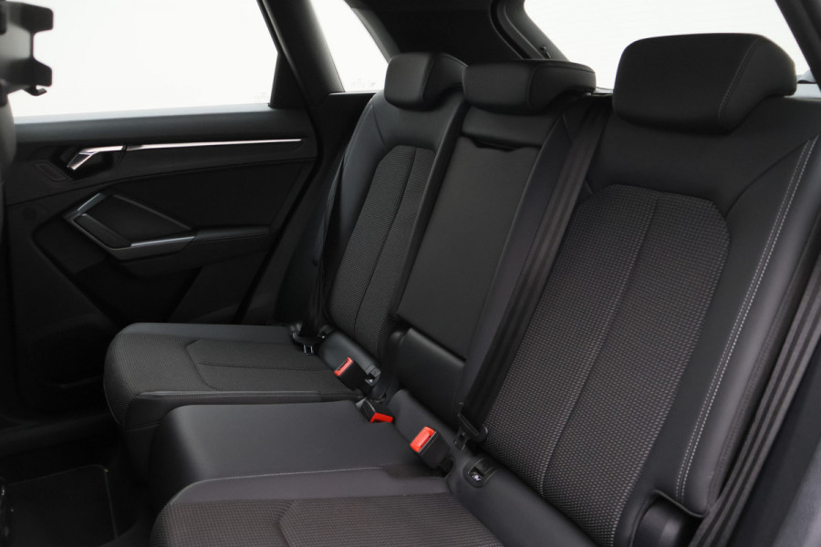 Audi Q3 35 TFSI S edition Eerste Eigenaar, Leder/Stof, Camera, Cruise, Apple Carplay, LED, 18''