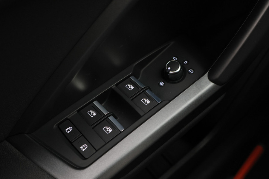 Audi Q3 35 TFSI S edition Eerste Eigenaar, Leder/Stof, Camera, Cruise, Apple Carplay, LED, 18''