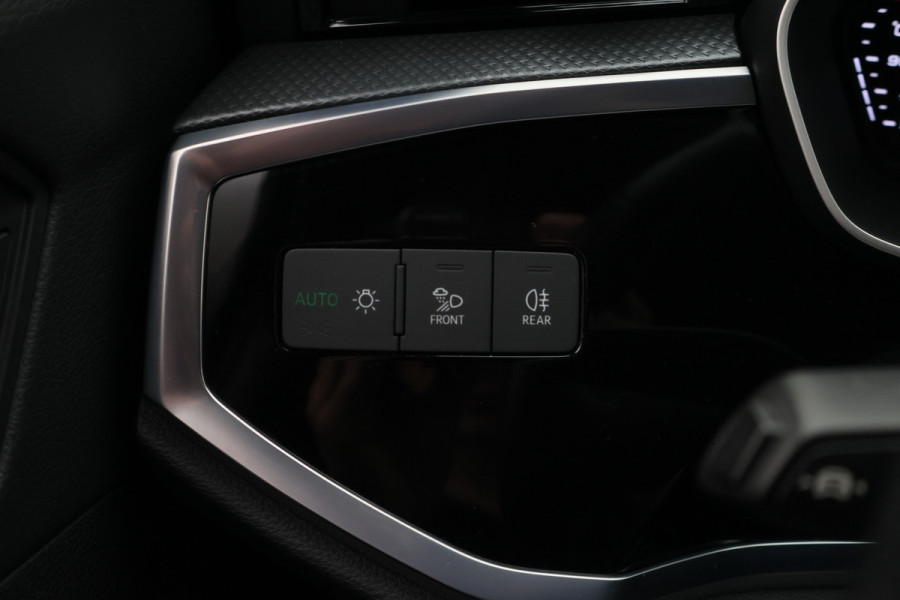 Audi Q3 35 TFSI S edition Eerste Eigenaar, Leder/Stof, Camera, Cruise, Apple Carplay, LED, 18''