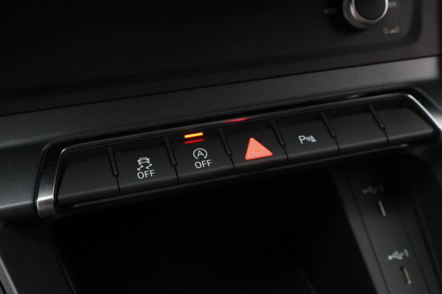 Audi Q3 35 TFSI S edition Eerste Eigenaar, Leder/Stof, Camera, Cruise, Apple Carplay, LED, 18''