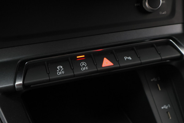 Audi Q3 35 TFSI S edition Eerste Eigenaar, Leder/Stof, Camera, Cruise, Apple Carplay, LED, 18''