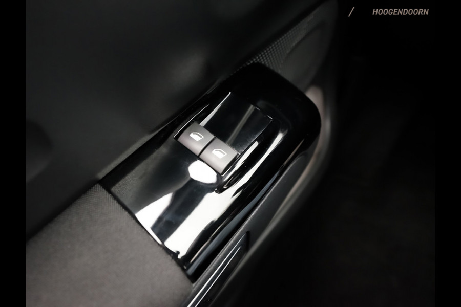 Citroën C3 1.2 PureTech Red & white edition (APPLE CARPLAY,NAVIGATIE,PARKEERSENSOREN,COMFORT-STOELEN,LED VERLICHTING,NIEUWE APK)