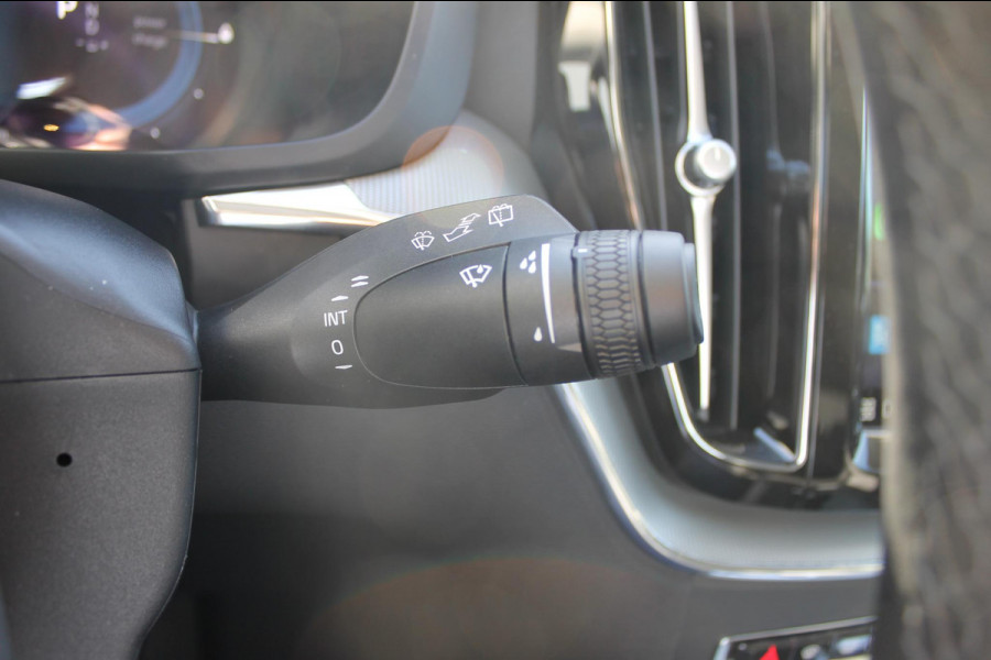 Volvo XC60 T6 350PK Plug-in hybrid AWD Plus Bright Long range / Adaptieve cruise control / Panoramadak / Apple carplay / Parkeersensoren met 360 camera / Elektrische achterklep / Elektrische stoelen met geheugen / Stoel en stuurwielverwarming