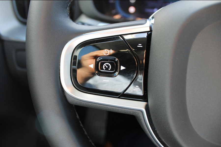 Volvo XC60 T6 350PK Plug-in hybrid AWD Plus Bright Long range / Adaptieve cruise control / Panoramadak / Apple carplay / Parkeersensoren met 360 camera / Elektrische achterklep / Elektrische stoelen met geheugen / Stoel en stuurwielverwarming