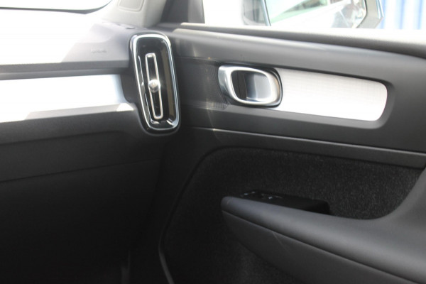 Volvo XC40 T5 262PK Automaat Recharge Business Pro Blis / Panoramisch schuif-kaneldak / Adaptieve Cruise Control / Parkeersensoren voor en achter met parkeercamera /Cross traffic alert