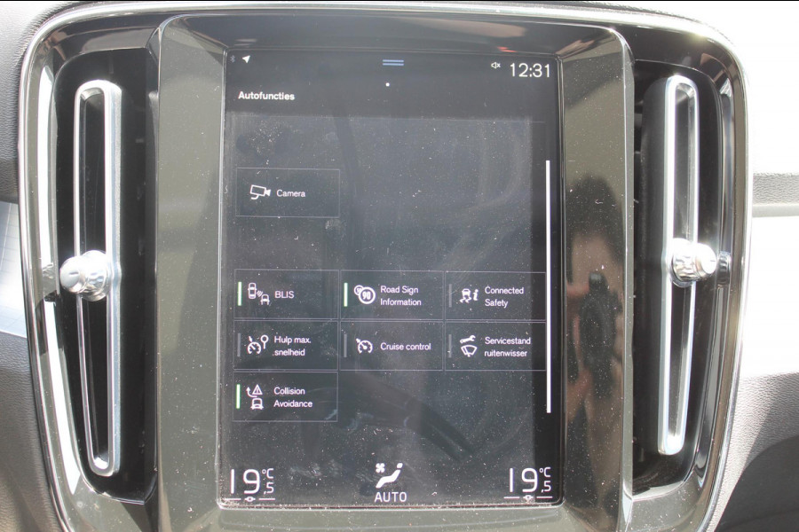 Volvo XC40 T5 262PK Automaat Recharge Business Pro Blis / Panoramisch schuif-kaneldak / Adaptieve Cruise Control / Parkeersensoren voor en achter met parkeercamera /Cross traffic alert