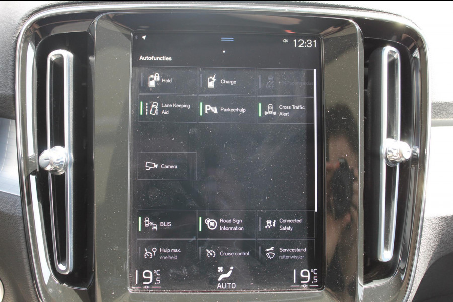 Volvo XC40 T5 262PK Automaat Recharge Business Pro Blis / Panoramisch schuif-kaneldak / Adaptieve Cruise Control / Parkeersensoren voor en achter met parkeercamera /Cross traffic alert