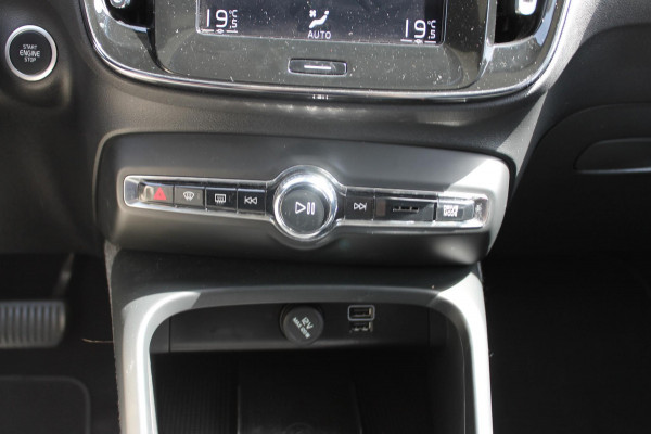 Volvo XC40 T5 262PK Automaat Recharge Business Pro Blis / Panoramisch schuif-kaneldak / Adaptieve Cruise Control / Parkeersensoren voor en achter met parkeercamera /Cross traffic alert