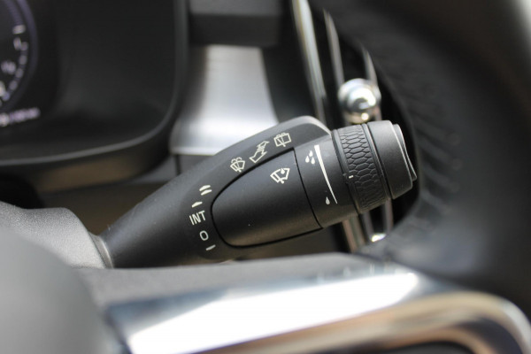 Volvo XC40 T5 262PK Automaat Recharge Business Pro Blis / Panoramisch schuif-kaneldak / Adaptieve Cruise Control / Parkeersensoren voor en achter met parkeercamera /Cross traffic alert