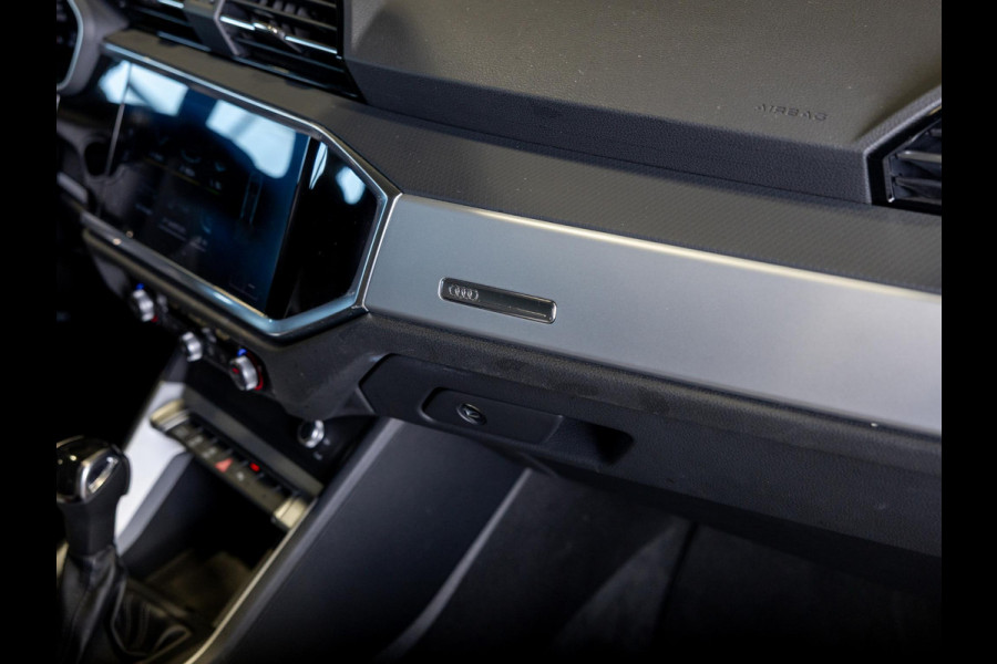 Audi Q3 Sportback 35 TFSI Business Edition / 150pk / Leder / Dodehoek herkenning / Stoelverwarming /
