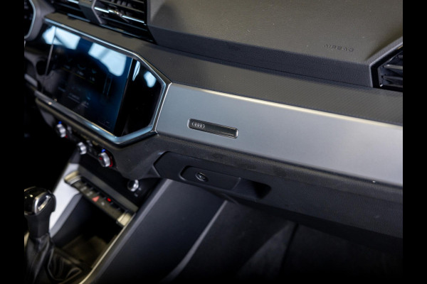 Audi Q3 Sportback 35 TFSI Business Edition / 150pk / Leder / Dodehoek herkenning / Stoelverwarming /