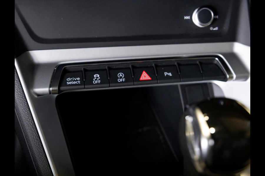 Audi Q3 Sportback 35 TFSI Business Edition / 150pk / Leder / Dodehoek herkenning / Stoelverwarming /