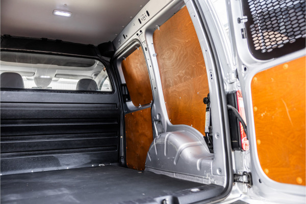 Volkswagen Caddy 2.0 TDI 185 PK DSG R-Line | Camera | CarPlay | Alarm | ACC | Lane Assist | Trekhaak | Navigatie | PDC | DAB | Nieuwe APK | NAP Logisch